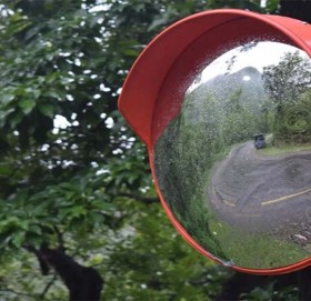 बाजुरा र अछाम जिल्ला जोड्ने चौखुट्टे र सेती राजमार्ग सडक खण्डका मोडहरूमा ऐना जडान हुँदै