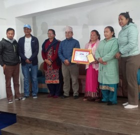 बाजुराका प्रारम्भिक तहमा नेपाली बिषय अध्यापन गराउने शिक्षकहरु सम्मानीत