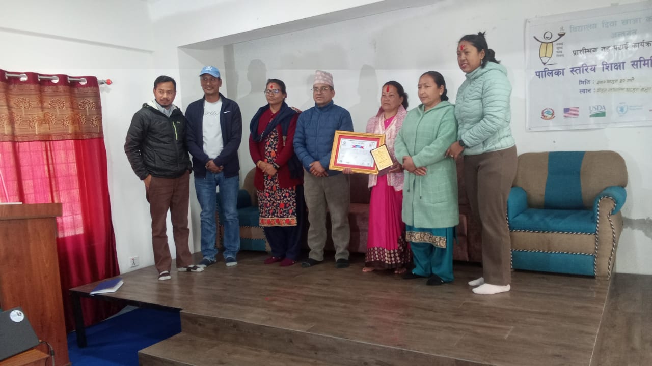 बाजुराका प्रारम्भिक तहमा नेपाली बिषय अध्यापन गराउने शिक्षकहरु सम्मानीत