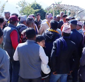 काँग्रेस कैलालीका सभापति भट्ट र उपसभापति बडुवालको बिचमा माइन्युट खोसाखोस