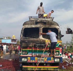 कैलालीमा लाइटर र खुर्सानी बोकेको ट्रकमा आगलागी