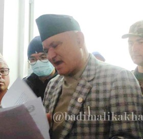 बाजुराका स्थानिय तहका कर्मचारीले मन्त्री जोशी र सांसद पाण्डेलाई बुझाए ४ बुदे ज्ञापन पत्र