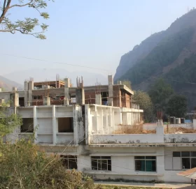 चार वर्षअघि नै निर्माण हुनुपर्ने अस्पताल भवन अझै बनेन