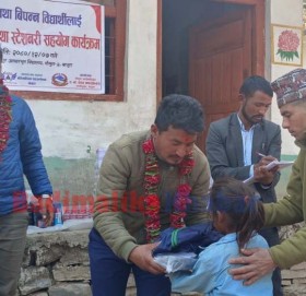 गौमुलको पदमपुर विद्यालयका विद्यार्थीलाई सहयोग