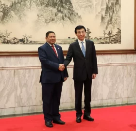 उपप्रधानमन्त्री श्रेष्ठ र चिनियाँ नेता वाङबिच भेटघाट