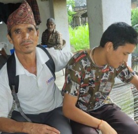 आर्थिक अभावले रोगसंग लडिरहेका कृष्णलाई खापरदेवस्थली माविको आर्थिक सहयोग