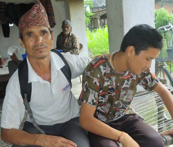 आर्थिक अभावले रोगसंग लडिरहेका कृष्णलाई खापरदेवस्थली माविको आर्थिक सहयोग