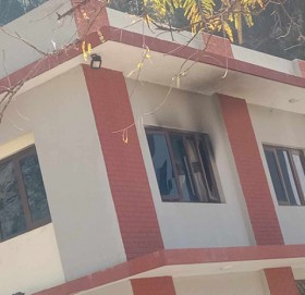 मध्यरातमा प्रमुख प्रशासकीय अधिकृतको सरकारी निवासमा ढुंगामुढा र आगजनी