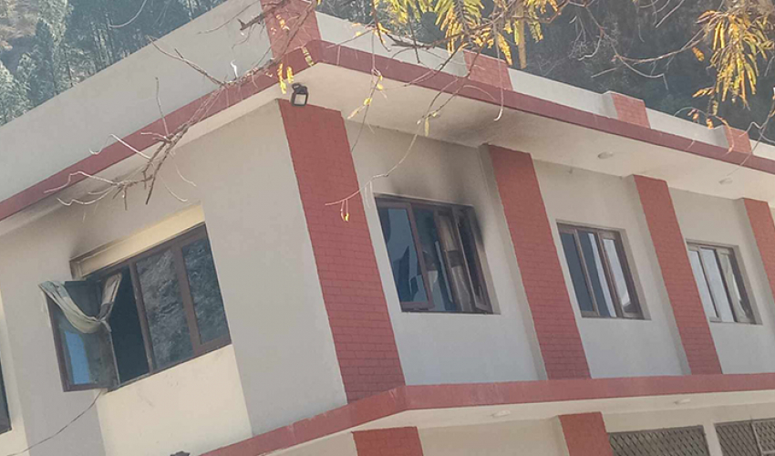 मध्यरातमा प्रमुख प्रशासकीय अधिकृतको सरकारी निवासमा ढुंगामुढा र आगजनी