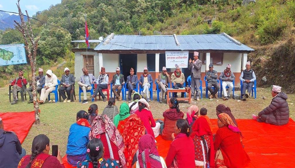 नागरिकका गुनोसा सुन्न र आगामी कार्यक्रमको सुझाव लिन नगर प्रमुख खड्का सहितकाे टाेली  गाउँ गाउँमा