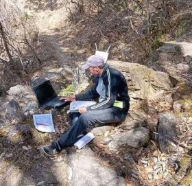 मोबाइलबाट फोन गर्न अग्ला डाडोमा जानुपर्ने बाध्यतामा बाजुराबासी