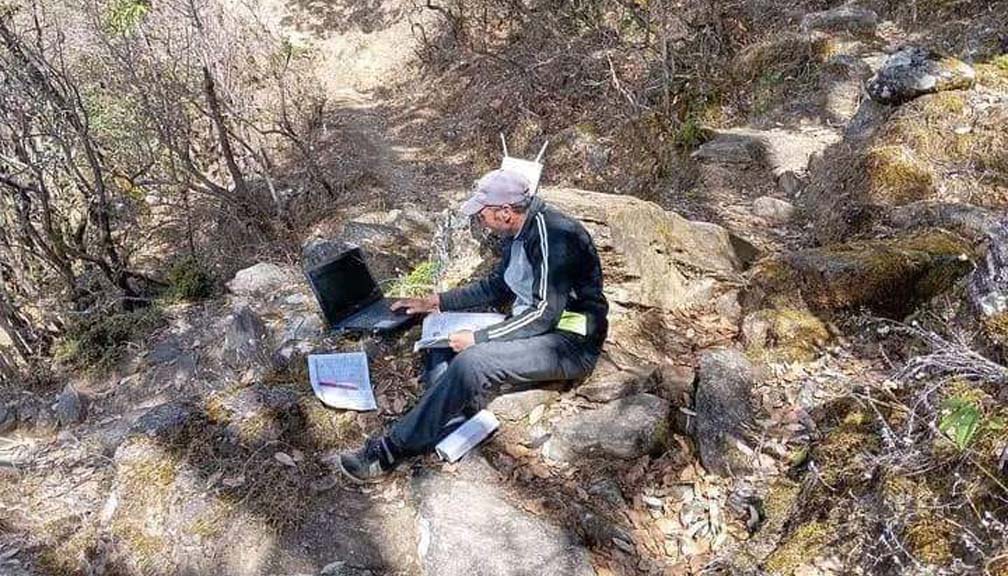 मोबाइलबाट फोन गर्न अग्ला डाडोमा जानुपर्ने बाध्यतामा बाजुराबासी