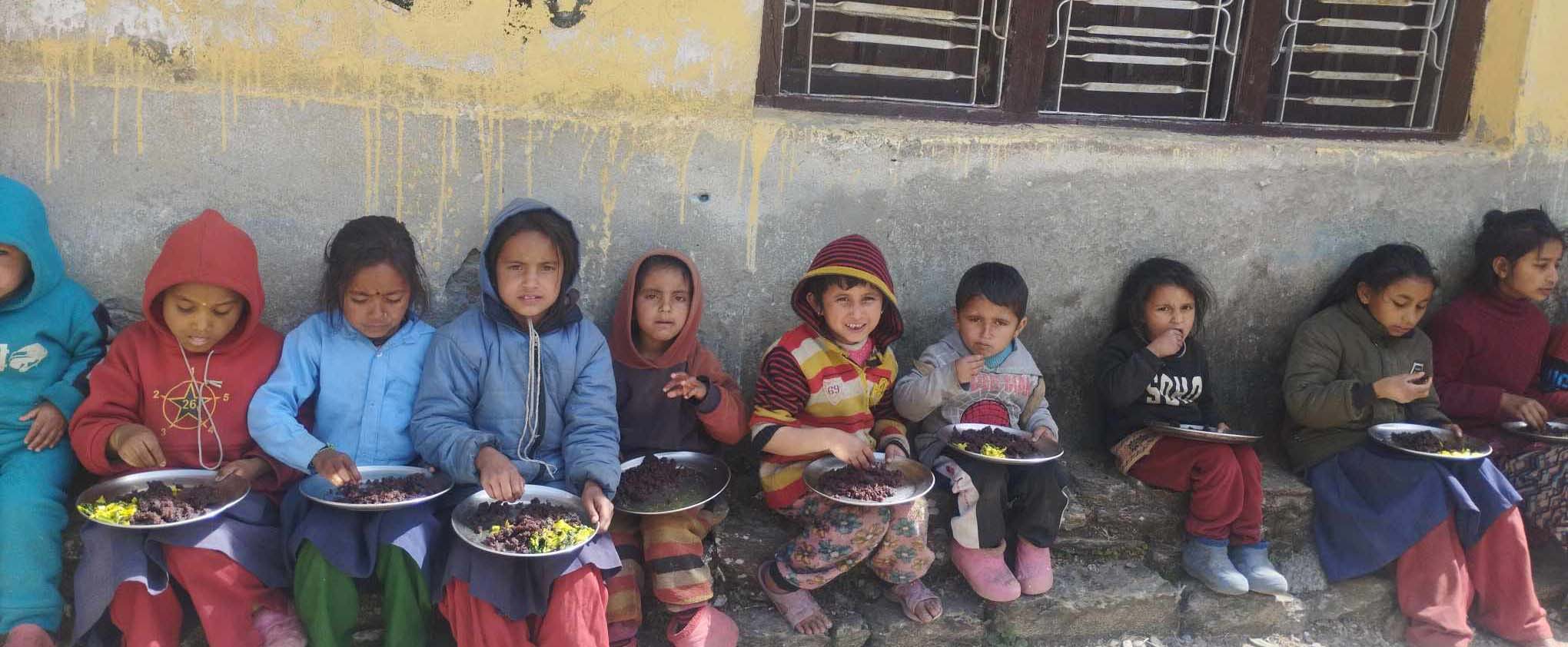 बडिमालिकाका सामुदायिक विद्यालयमा दिवाखाजासँगै रैथानेबालीका परिकार