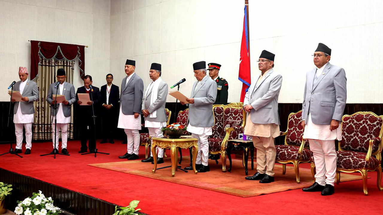 प्रधानमन्त्री प्रचण्डले गरे नयाँ मन्त्रिमण्डल पुनर्गठन, तीन मन्त्रीले लिए सपथ