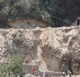 सिमलतालबाट ट्रक त्रिशूली नदी किनारमा खस्यो