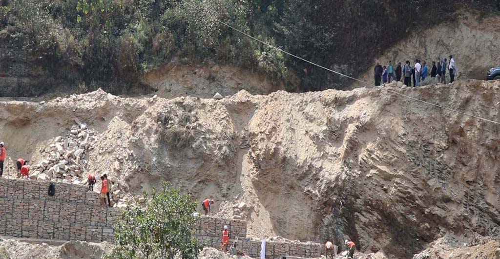 सिमलतालबाट ट्रक त्रिशूली नदी किनारमा खस्यो