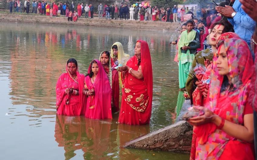 उदाउँदो सूर्यलाई अर्घ्य दिएसँगै चैती छठ सम्पन्न