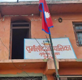 सार्वजनिक पदमा रहेकाले आफ्ना बालबालिकालाई सामुदायिक विद्यालयमा पढाउनुपर्ने