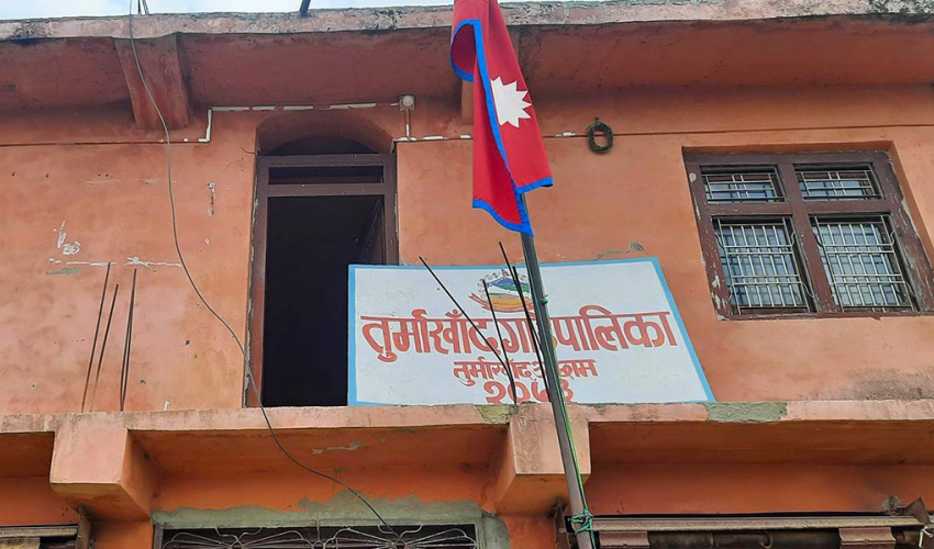 सार्वजनिक पदमा रहेकाले आफ्ना बालबालिकालाई सामुदायिक विद्यालयमा पढाउनुपर्ने