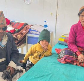 जन्मदिनको अवसरमा समाजसेवी रिजालले बाजुराकी विपन्न अनुशालाई आर्थिक सहयोग