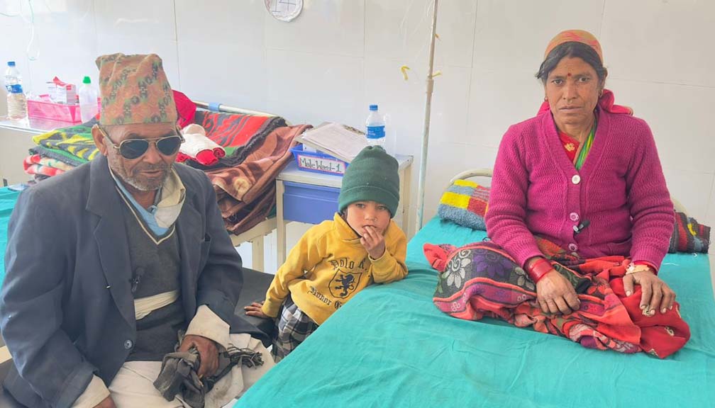 जन्मदिनको अवसरमा समाजसेवी रिजालले बाजुराकी विपन्न अनुशालाई आर्थिक सहयोग