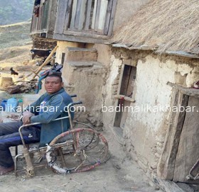 जगन्नाथका बिरेन्द्र ७ बर्ष पहिला मालिकले दिएको जिर्ण ह्वीलचियरमा