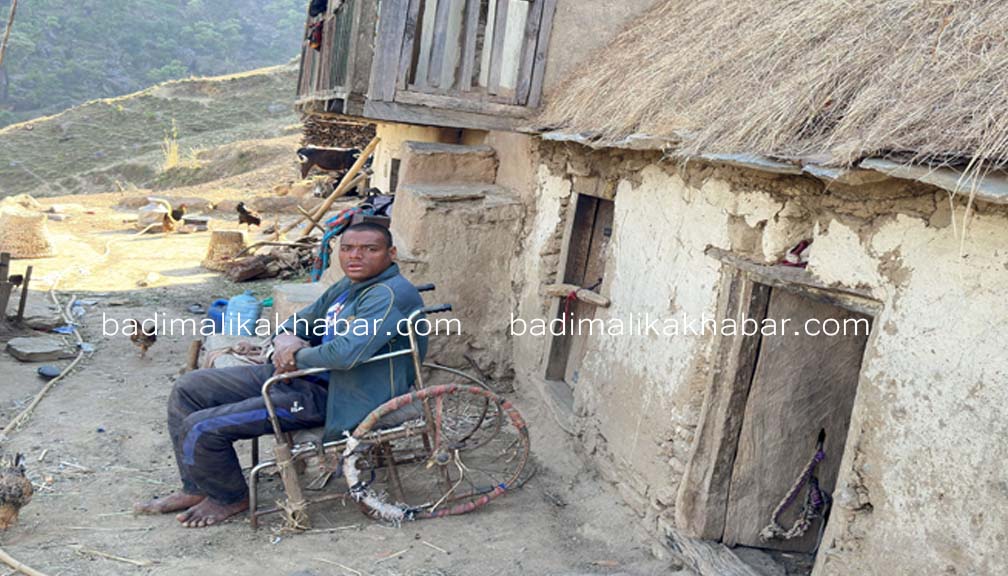 जगन्नाथका बिरेन्द्र ७ बर्ष पहिला मालिकले दिएको जिर्ण ह्वीलचियरमा