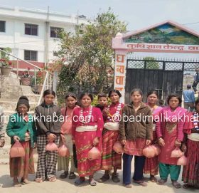 कृषि ज्ञान केन्द्र बाजुराद्धारा उन्नत जातको धान र मकैको बिउ वितरण