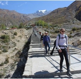 मुस्ताङ भित्रने पर्यटक र तीर्थयात्रीको स्वास्थ्य परीक्षण