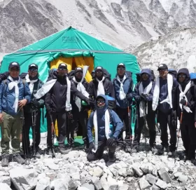 सेनाको सफा हिमाल अभियान टोली सगरमाथा आधार शिविरमा