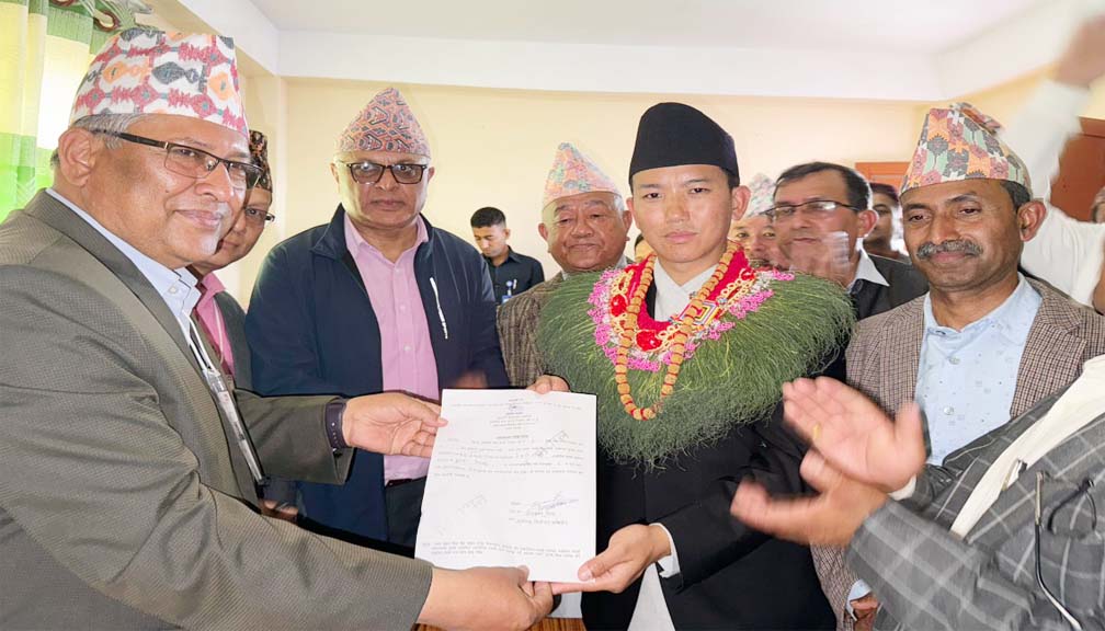 एमाले उम्मेदवार सुहाङ नेम्वाङले दर्ता गराए मनोनयन