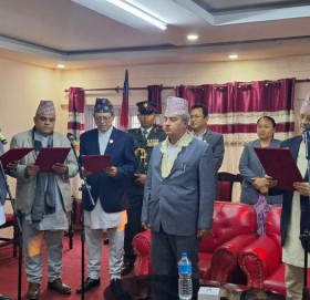 बागमतीमा एमालेका ४ मन्त्रीले लिए शपथ