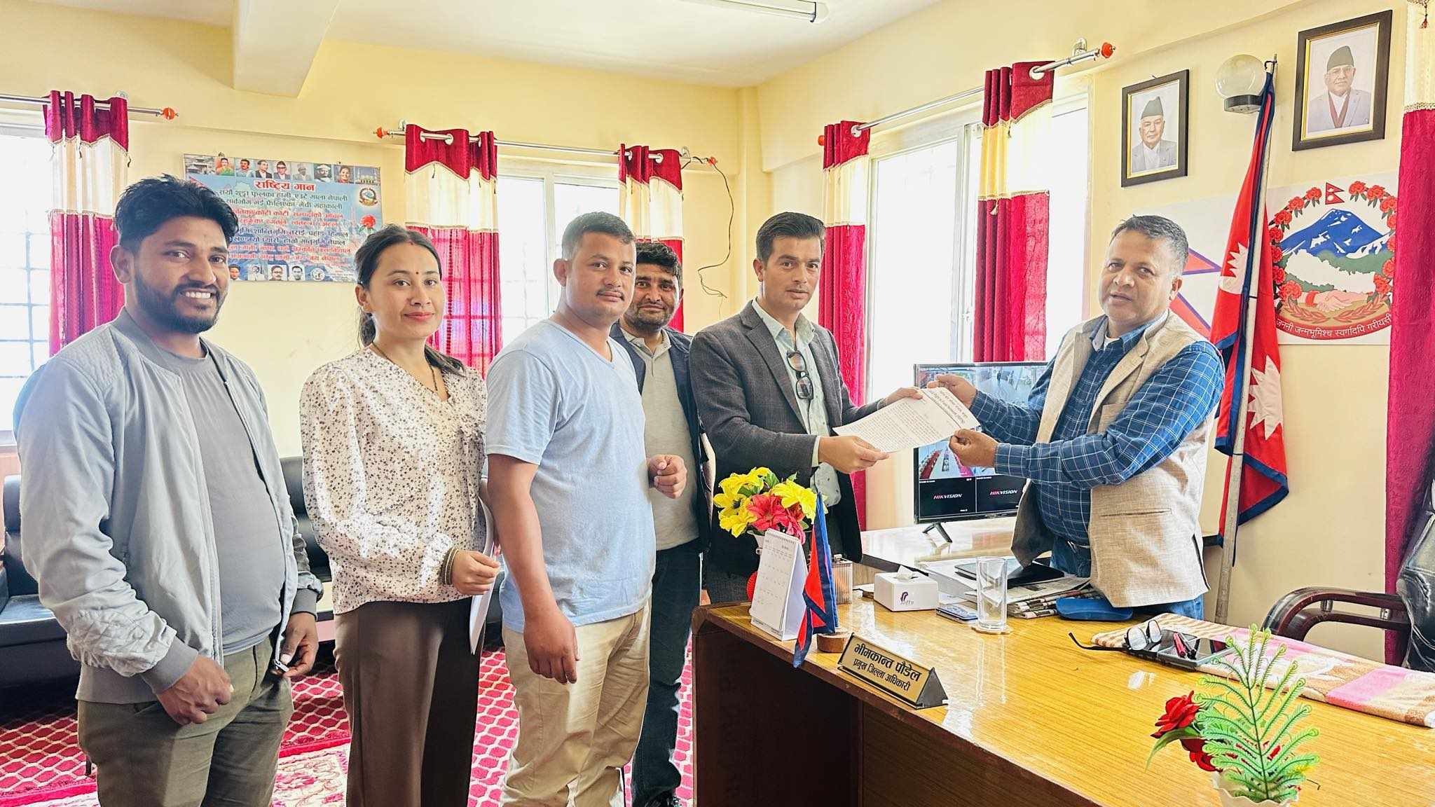 खाध्य अधिकार संजालद्धारा  जिल्लाको खाद्य अबस्थाका बारेमा प्रजिअलाई  बुझाए  ज्ञापन पत्र