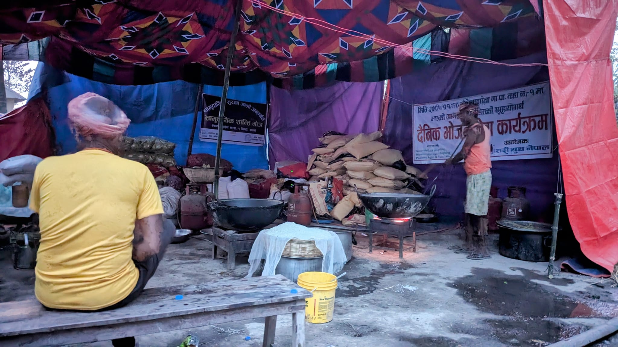 चिम्टीका अग्निपीडितलाई मधेशी एकता समाजद्धारा दुई छाक भोजनको व्यवस्था
