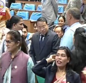संसदमा सत्ता र विपक्षीबीच धकेलाधकेल