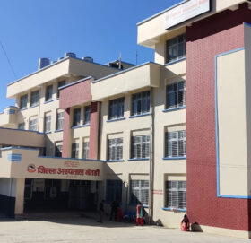 बैतडीमा स्वास्थ्यकर्मी आन्दोलित, जिल्ला अस्पतालमा आकस्मिक बाहेकका सेवा बन्द