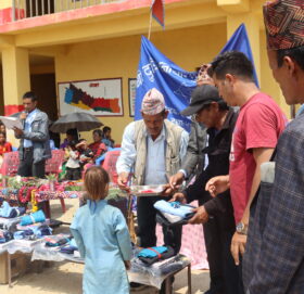 दुधिर आविका विपन्न विद्यार्थीलाई शैक्षिक सामग्री वितरण