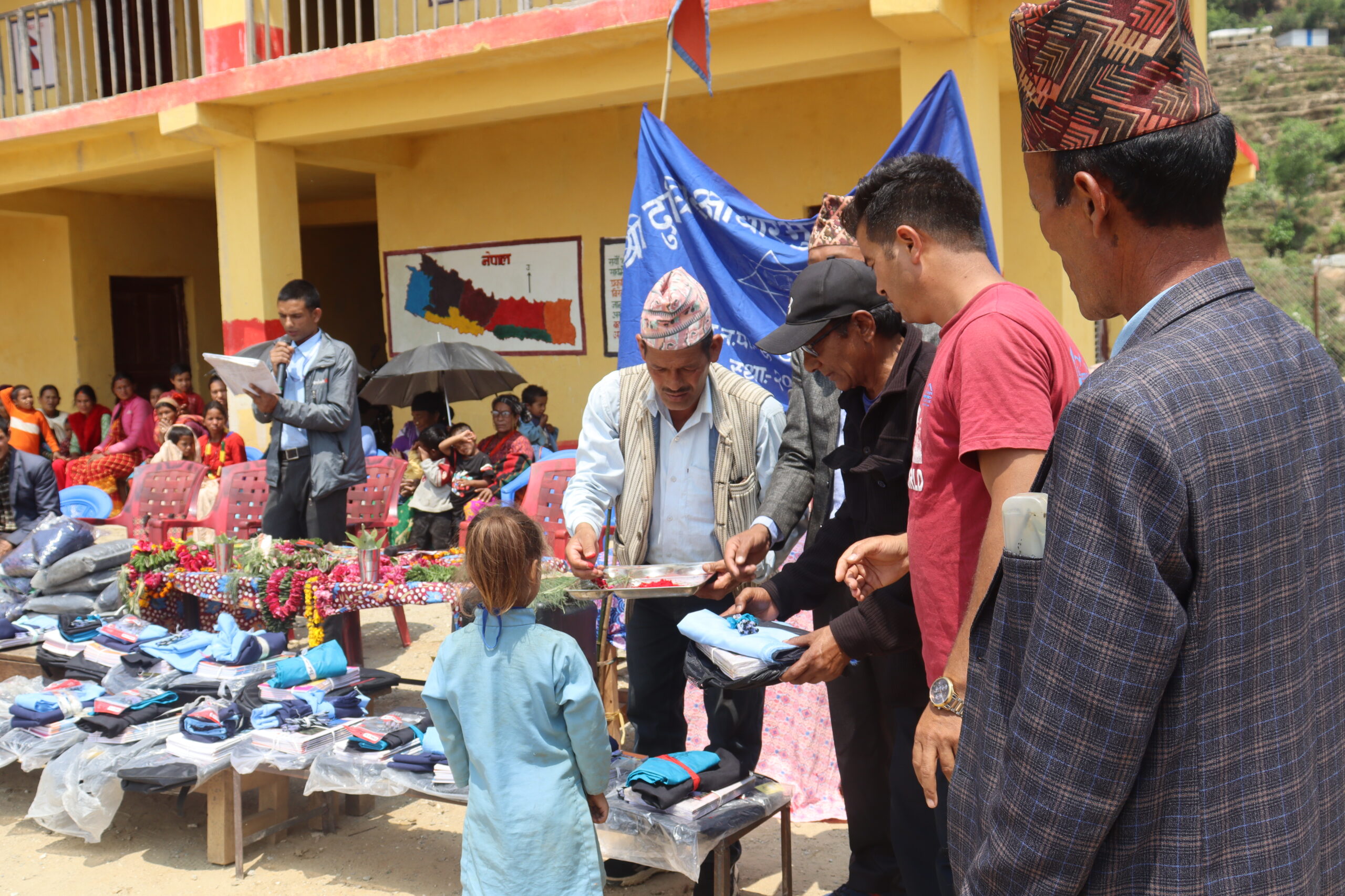 दुधिर आविका विपन्न विद्यार्थीलाई शैक्षिक सामग्री वितरण