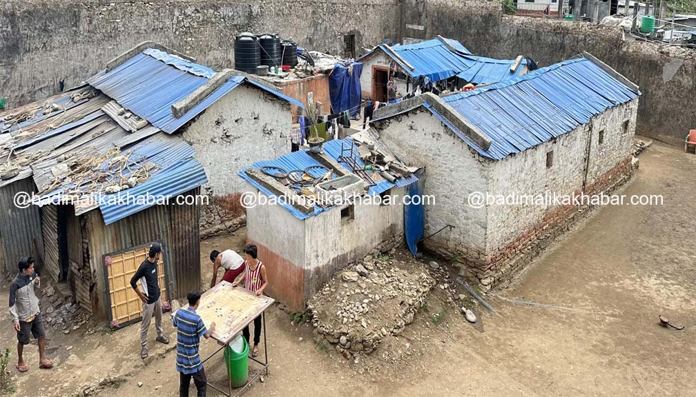 बाजुरा कारागारमा चरेसकाे कारोबार, सहजै पुग्छन मोवाइल र सिम