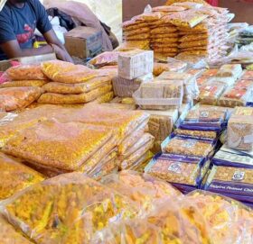 बाजुरा महोत्सवमा म्याद गुर्जेका दालमोट र खाने कुरा खुलेआम बिक्री, सरोकारवाला निकाय मुखदर्सक