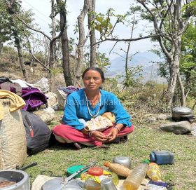 बाटोमै बच्चा जन्माउछन्, भोटे जनजाति महिला, चिसो पालमा बच्चा जोगाउन मुश्किल