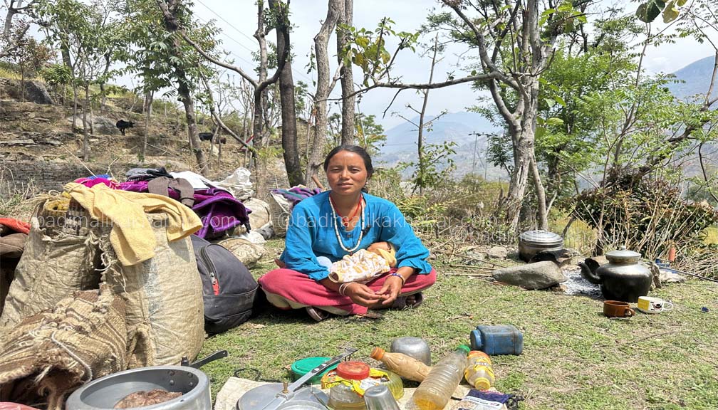 बाटोमै बच्चा जन्माउछन्, भोटे जनजाति महिला, चिसो पालमा बच्चा जोगाउन मुश्किल
