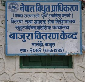 डाेटीमा रूख ढलेर  तार चुँडिएपछी बाजुरा र अछामकाे बिधुत सेवा अबराेध