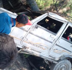 बाजुराबाट विद्यार्थी बोकेर शैक्षिक भ्रमणका लागि रारा जान लागेकाे  जीप मुगुमा दुर्घटना