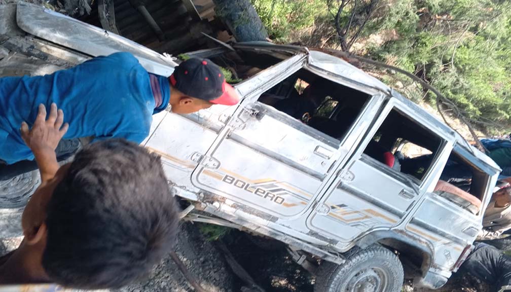 बाजुराबाट विद्यार्थी बोकेर शैक्षिक भ्रमणका लागि रारा जान लागेकाे जीप मुगुमा दुर्घटना