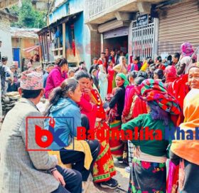 बाजुरामा अनुदान नुन किन्न घण्टौ लाइनमा