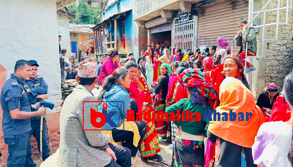 बाजुरामा अनुदान नुन किन्न घण्टौ लाइनमा