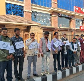 प्रेस स्वतन्त्रताको पक्षमा लालटिन बालेर प्रदर्शन