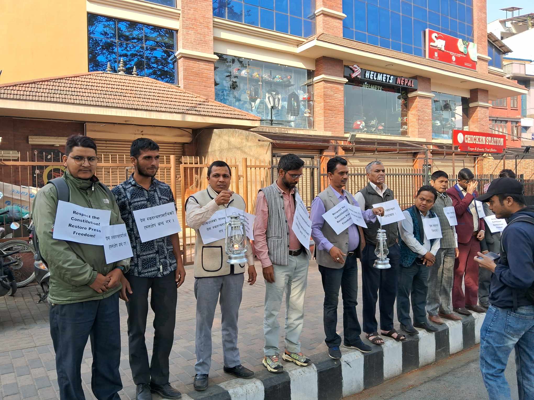 प्रेस स्वतन्त्रताको पक्षमा लालटिन बालेर प्रदर्शन