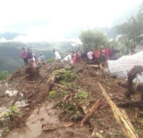 संखुवासभामा पहिरोले तीन घर बगायो